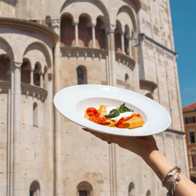 Piazza Grande e la cucina del Caffè Concerto